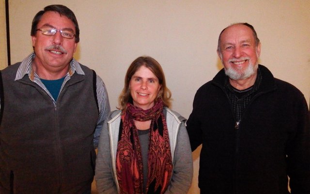 Die twee gassprekers tydens Gansbaai Sakekamer se lede-aand, met vlnr Johan Reyneke, Gabbi Jonker, saam met Kobus van Staden.